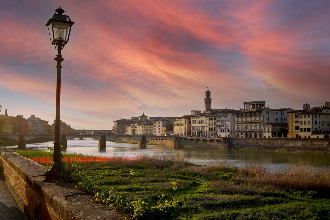 Cidade histórica europeia às margens de um rio ao pôr do sol