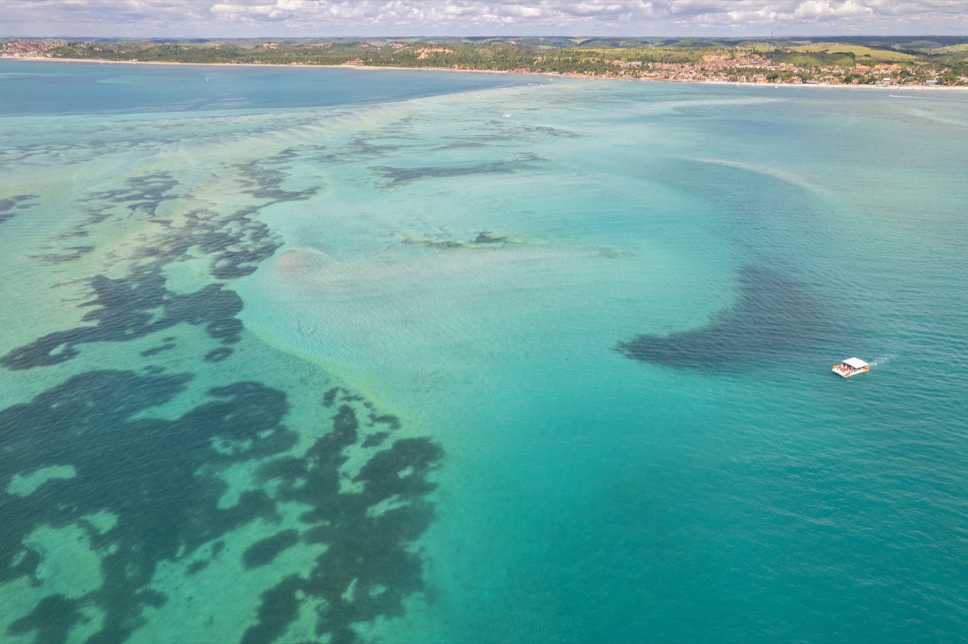 Vista aérea dos recifes de Maragogi, em Alagoas, com água azul-turquesa